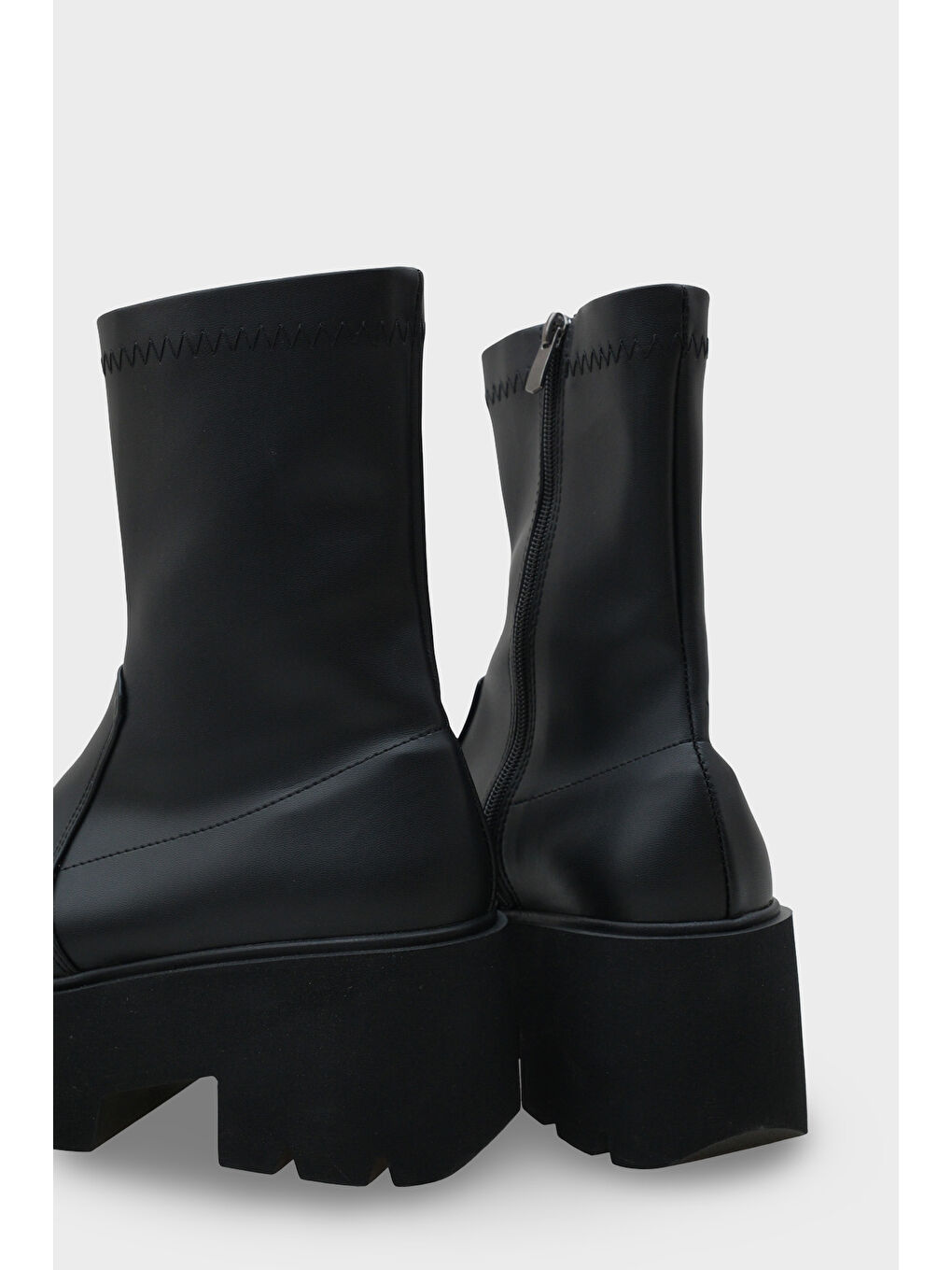 Siyah Stacy Dolgu Tabanlı Kadın Bot-3
