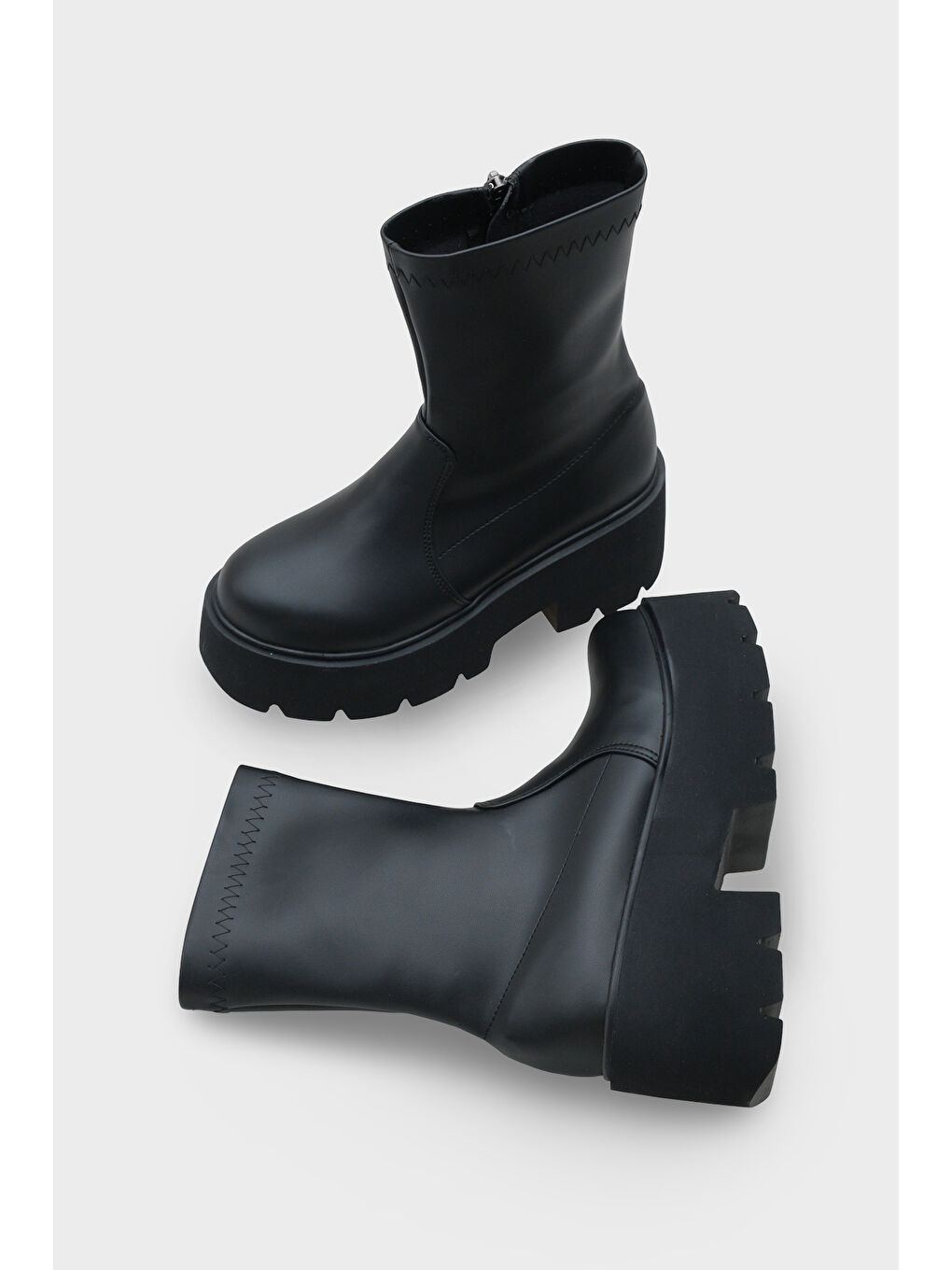 Siyah Stacy Dolgu Tabanlı Kadın Bot-4