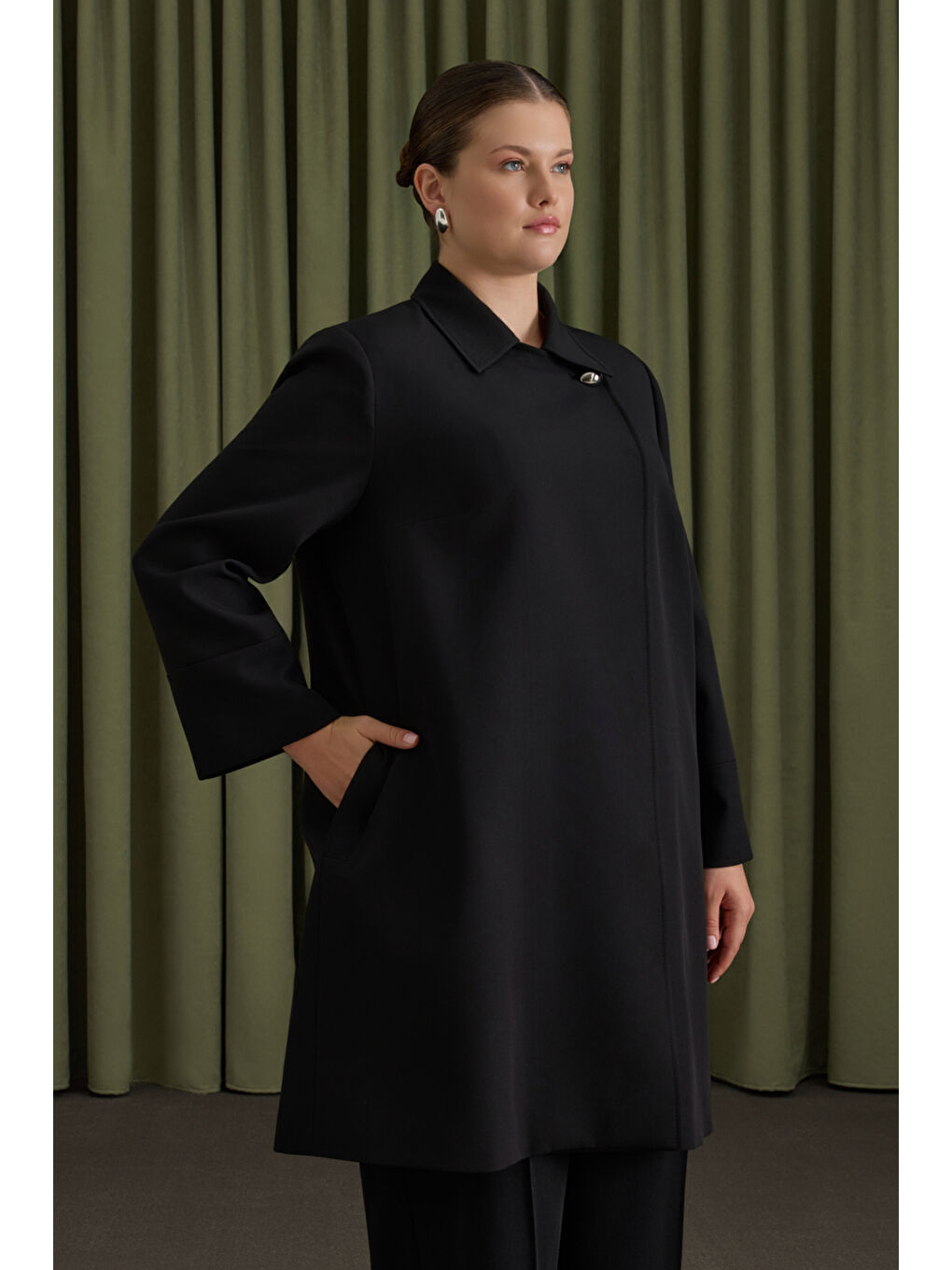 Siyah Yakası Yandan Kapamalı Kap