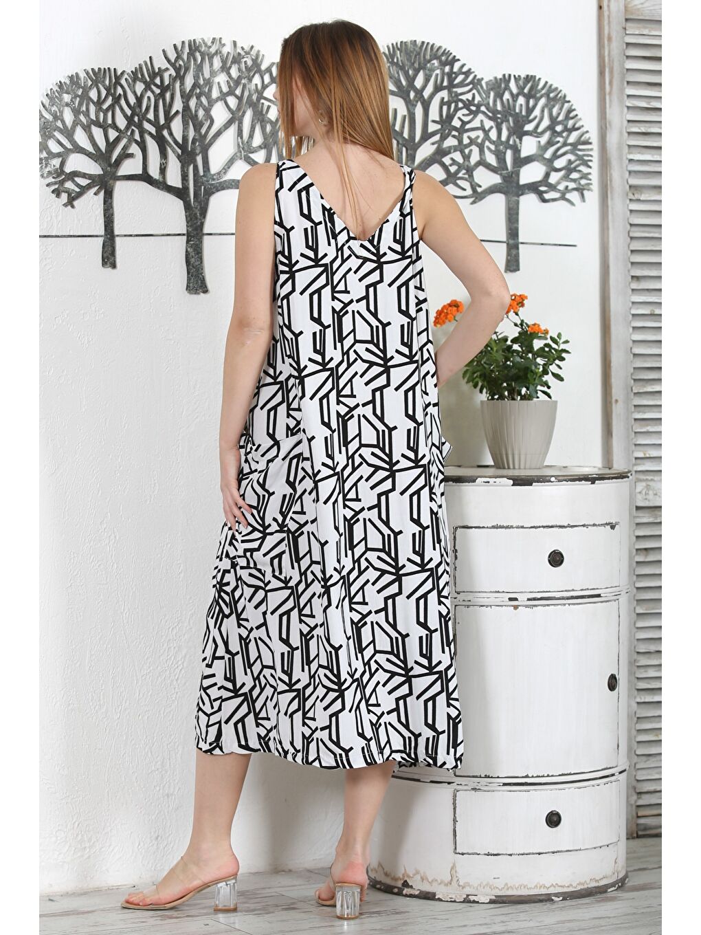 Beyaz-Siyah V Yaka Askılı Düğmeli Çift Cepli Allover Baskılı Dokuma Casual Elbise-7