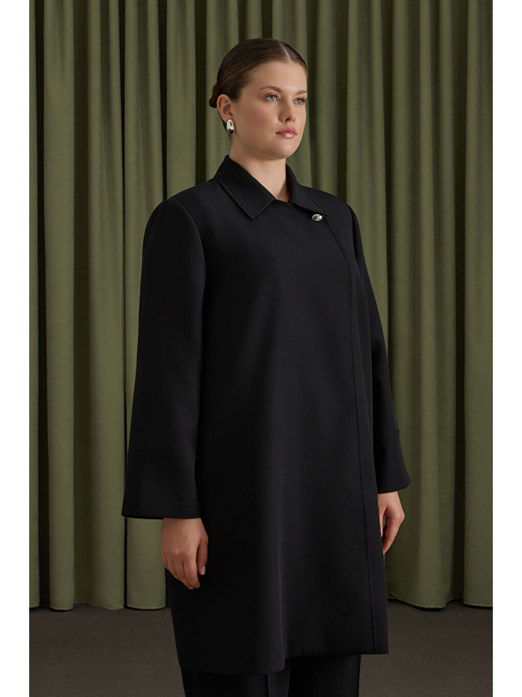 Siyah Yakası Yandan Kapamalı Kap-1