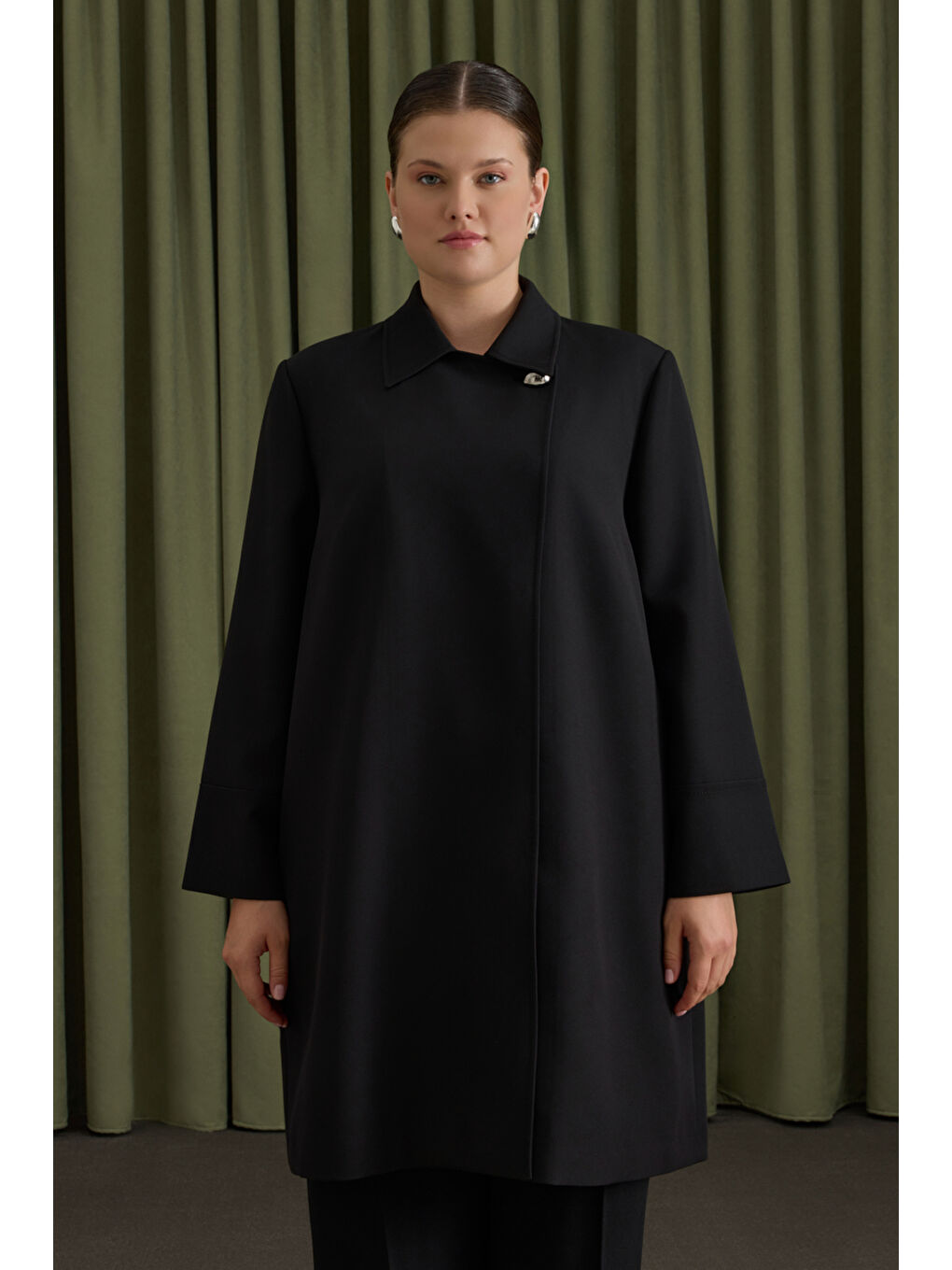 Siyah Yakası Yandan Kapamalı Kap-2