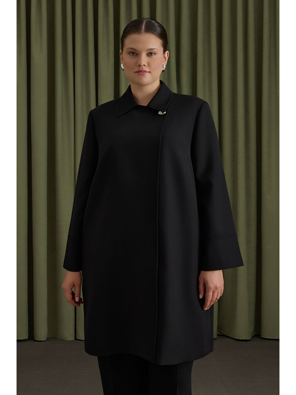 Siyah Yakası Yandan Kapamalı Kap-3