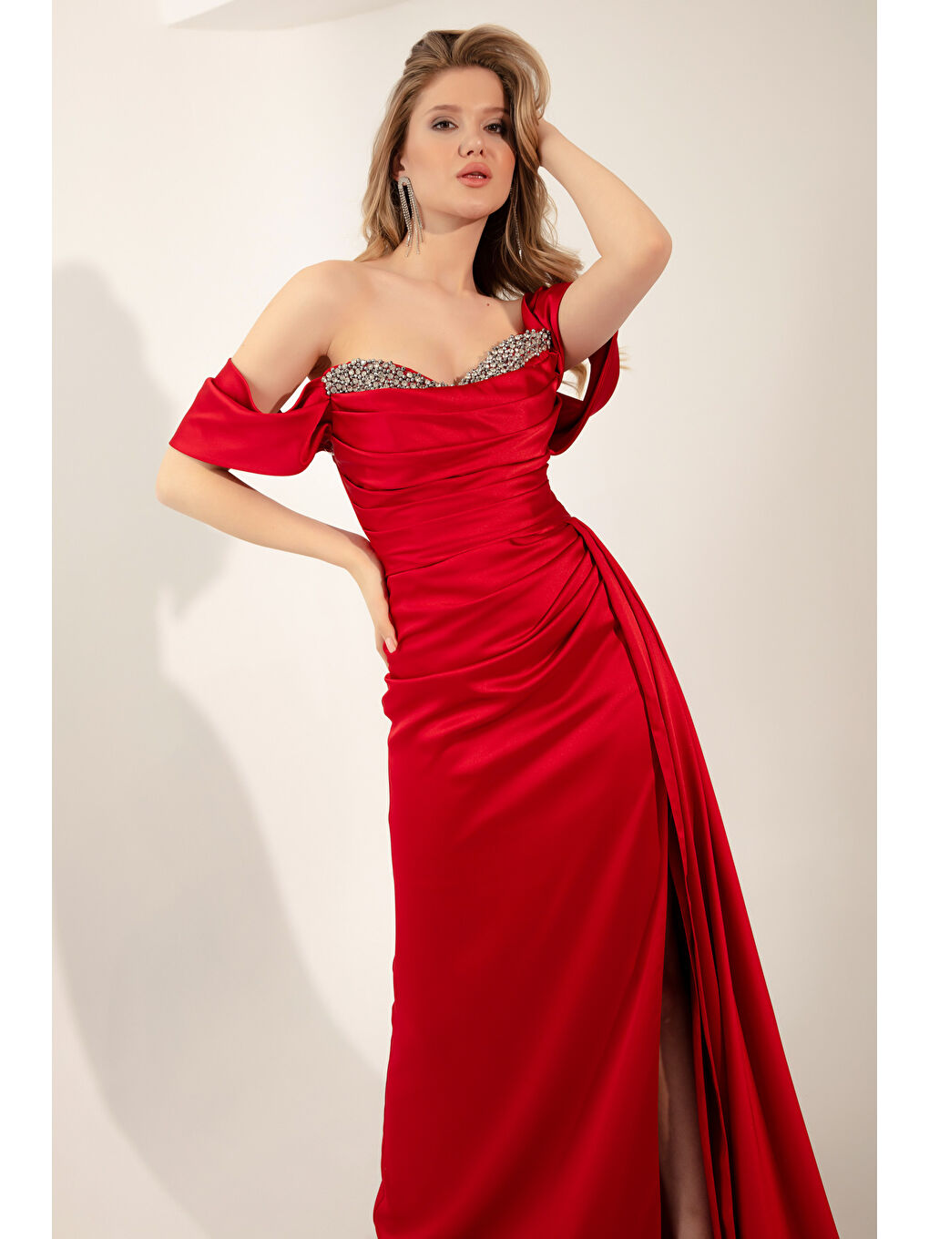 Kadın Kırmızı Kayık Yaka Yırtmaçlı Uzun Saten Abiye Elbise-1