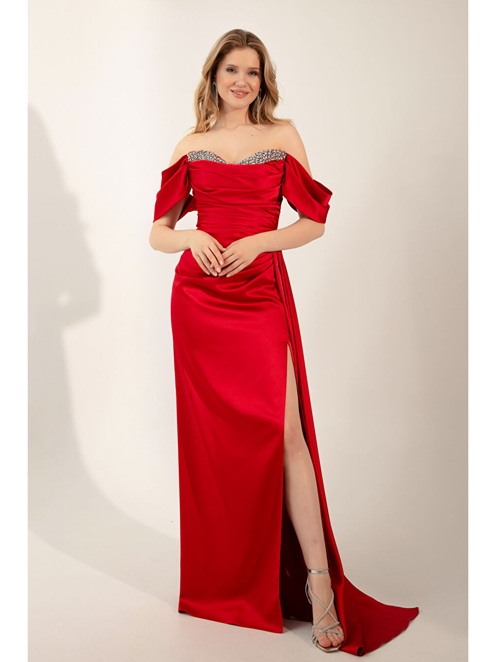 Kadın Kırmızı Kayık Yaka Yırtmaçlı Uzun Saten Abiye Elbise-3