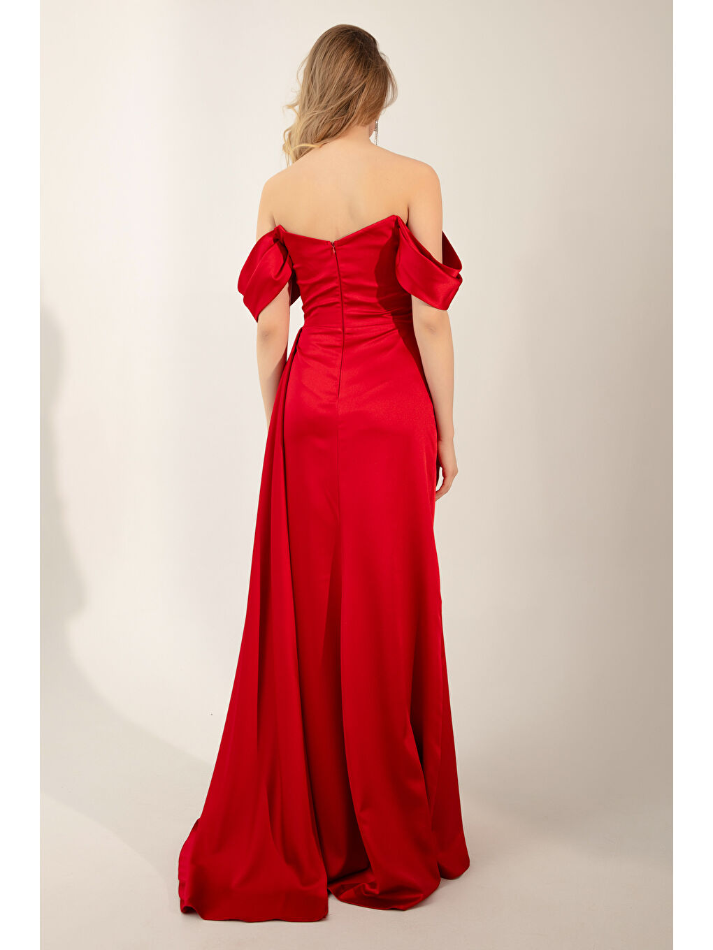 Kadın Kırmızı Kayık Yaka Yırtmaçlı Uzun Saten Abiye Elbise-4
