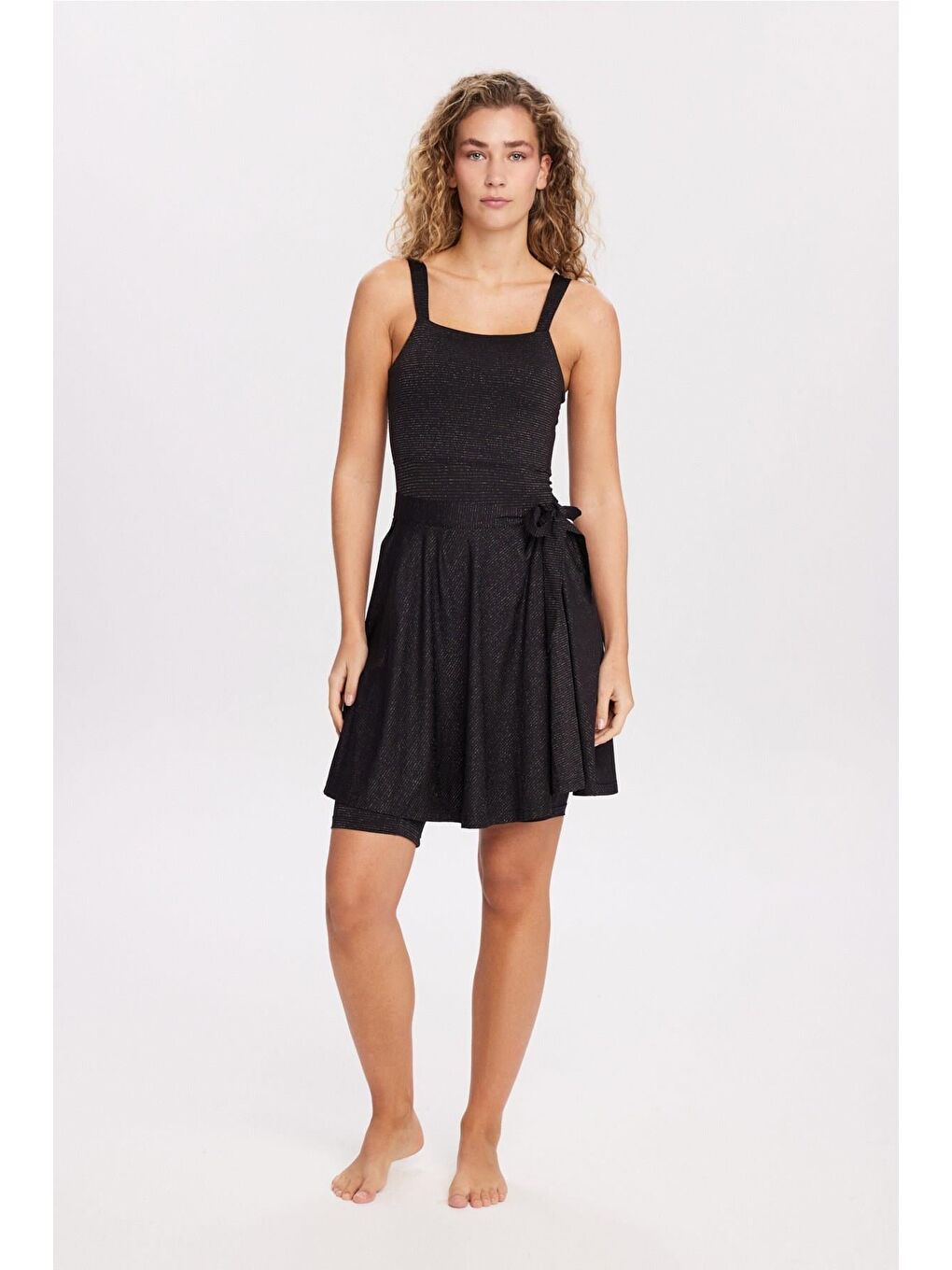 Askılı Tulum Ve Etekli Siyah 2 Parça Yarı Kapalı Mayo Takımı 5070-2