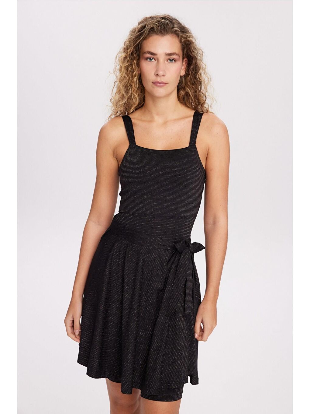 Askılı Tulum Ve Etekli Siyah 2 Parça Yarı Kapalı Mayo Takımı 5070-3