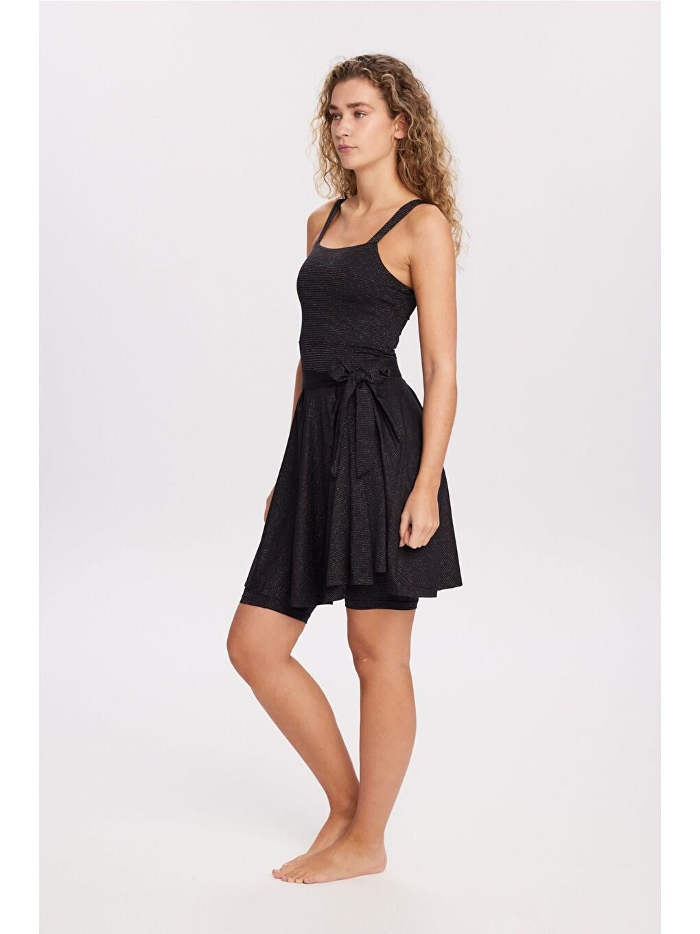 Askılı Tulum Ve Etekli Siyah 2 Parça Yarı Kapalı Mayo Takımı 5070-5