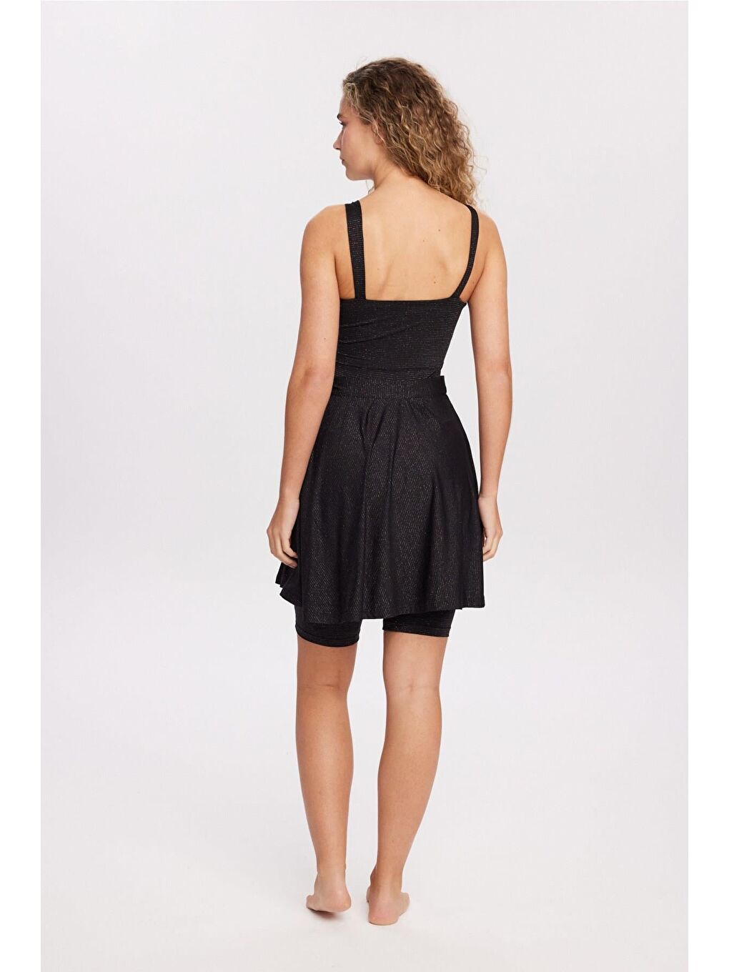 Askılı Tulum Ve Etekli Siyah 2 Parça Yarı Kapalı Mayo Takımı 5070-6