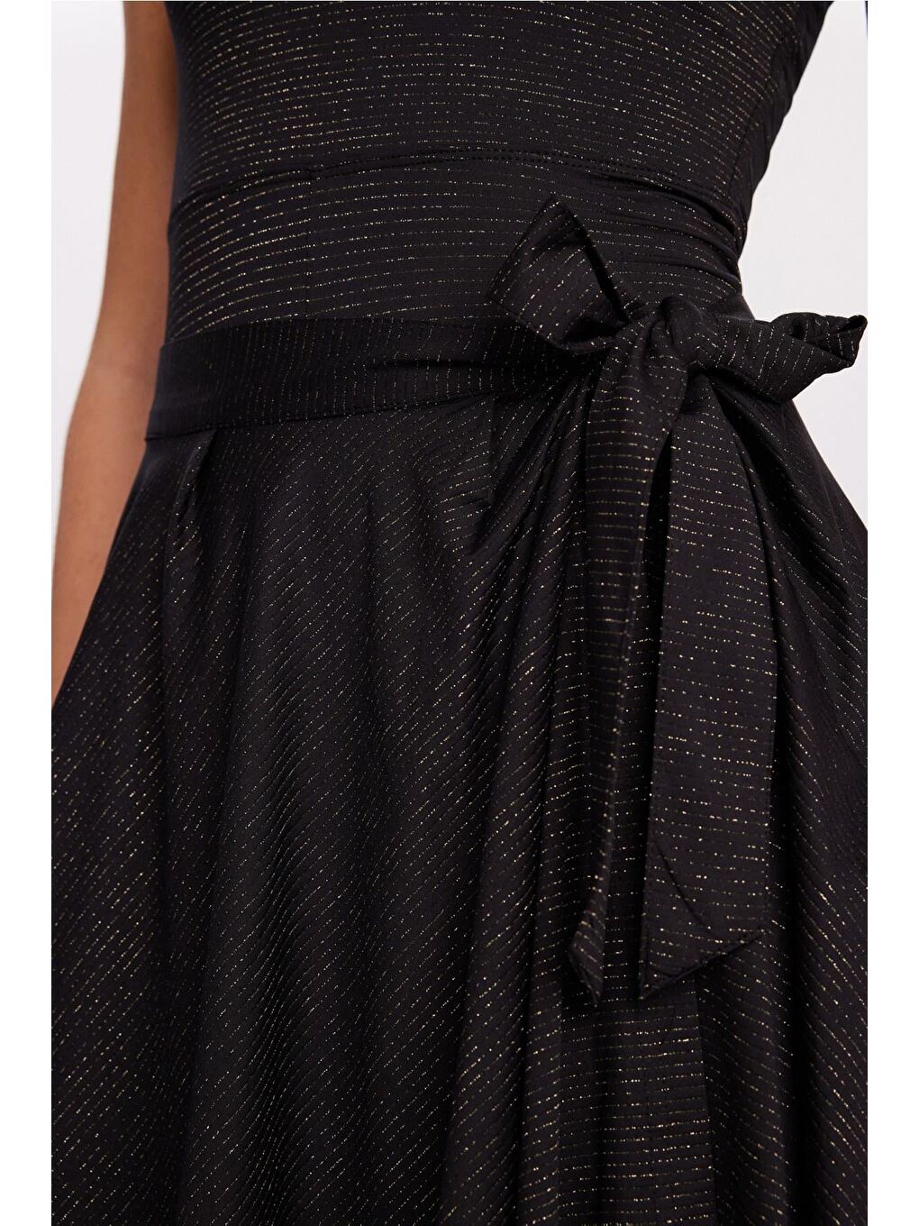 Askılı Tulum Ve Etekli Siyah 2 Parça Yarı Kapalı Mayo Takımı 5070-7