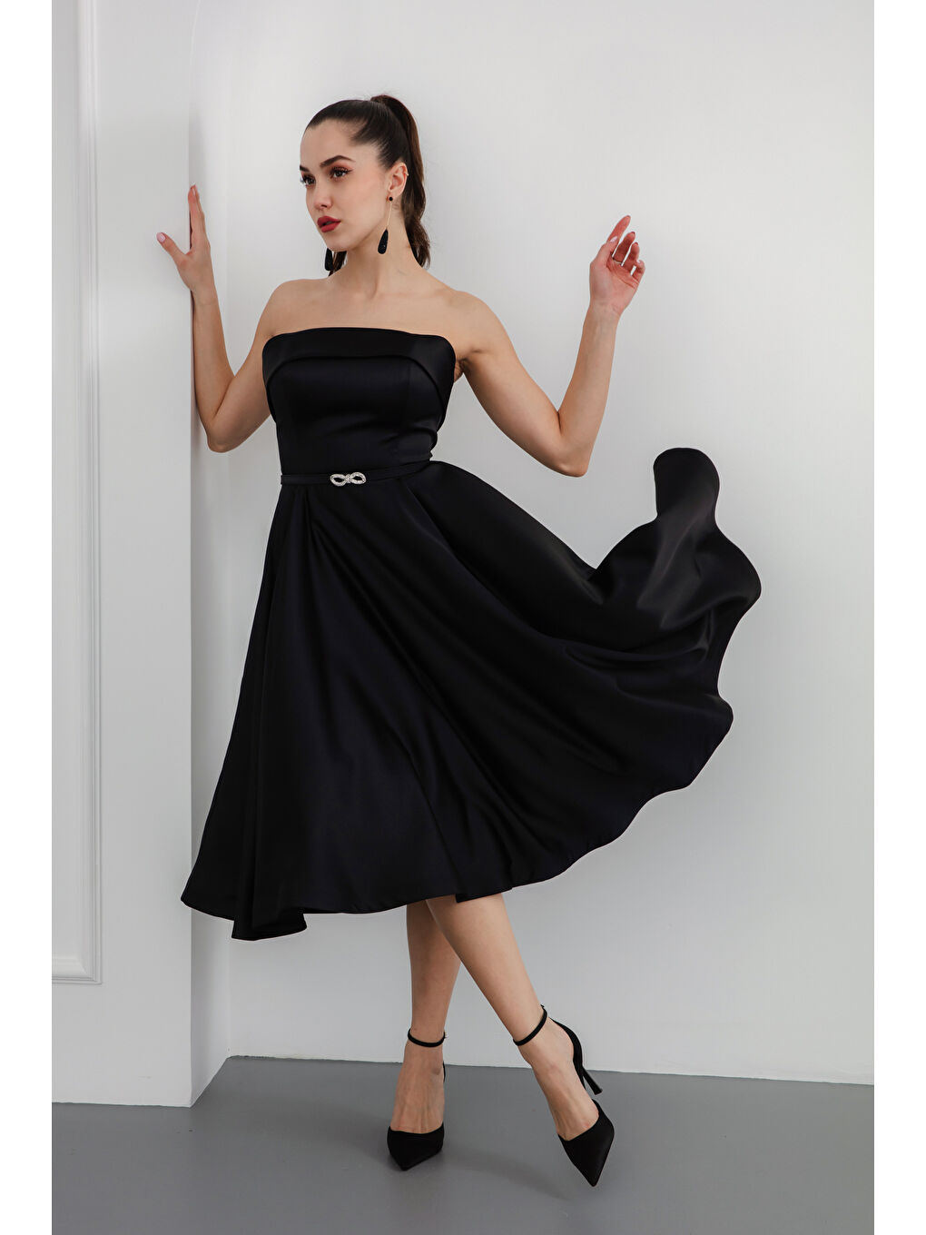 Kadın Siyah Straplez Yaka Taşlı Kemerli Saten Abiye Elbise