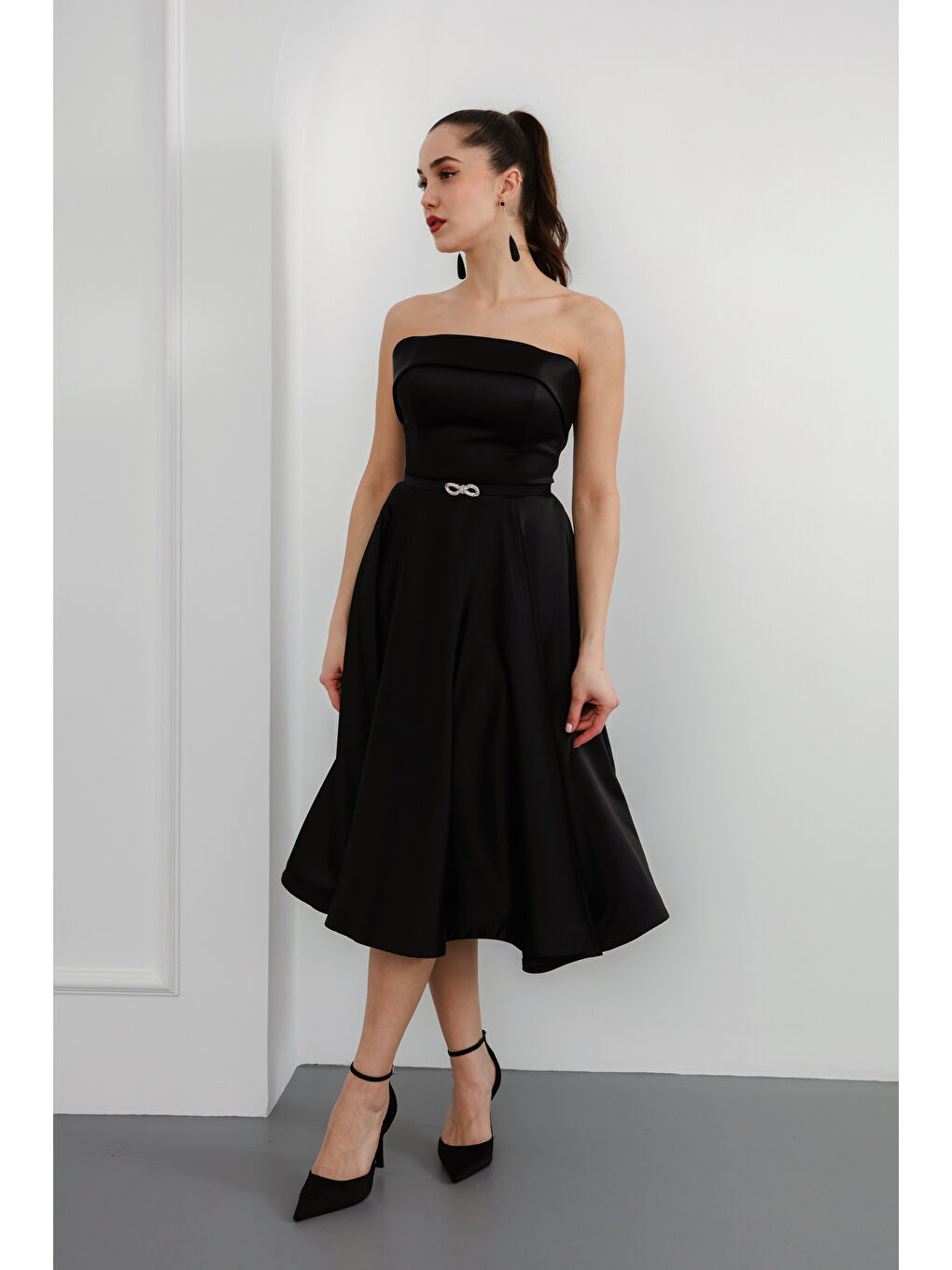 Kadın Siyah Straplez Yaka Taşlı Kemerli Saten Abiye Elbise-1