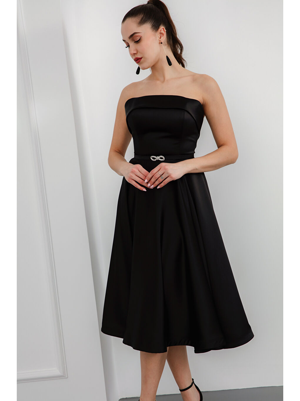 Kadın Siyah Straplez Yaka Taşlı Kemerli Saten Abiye Elbise-2