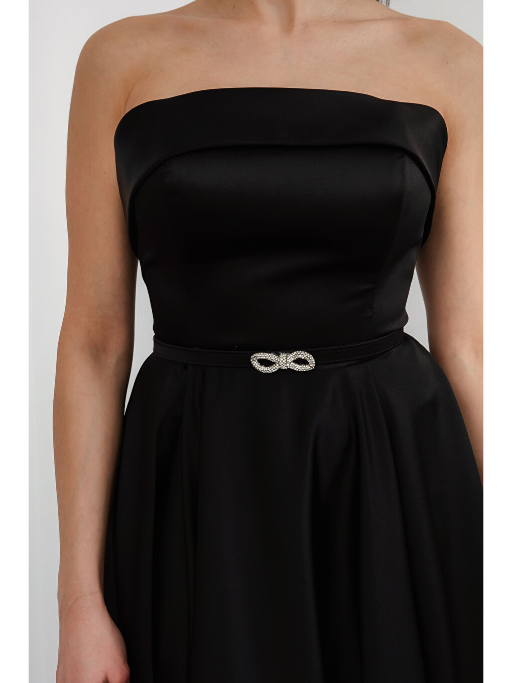 Kadın Siyah Straplez Yaka Taşlı Kemerli Saten Abiye Elbise-3