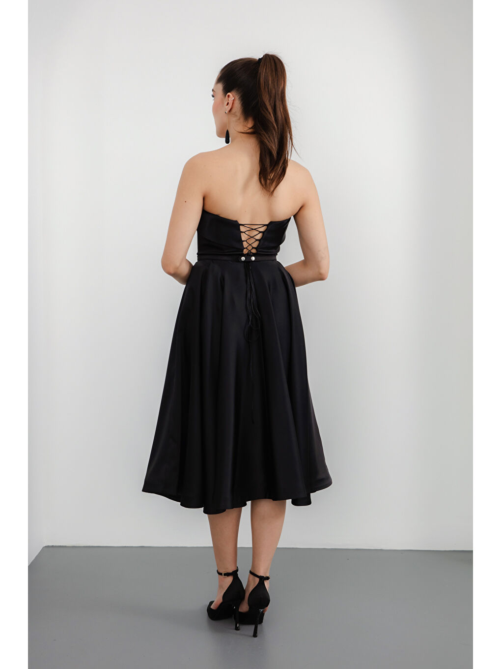 Kadın Siyah Straplez Yaka Taşlı Kemerli Saten Abiye Elbise-4