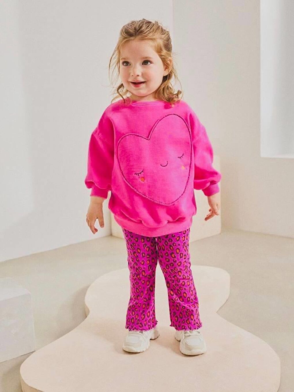 Pembe Kız Çocuk Pamuklu Fuşya Kalpli Sweatshirt Leopar Desenli Pantolon Takım
