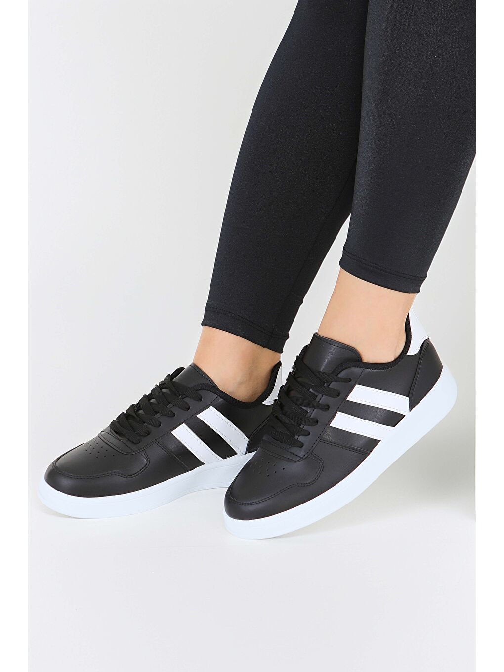 Kadın Siyah Beyaz Çizgili Suni Deri Spor Ayakkabı - 27888-SIYAH-BEYAZ-1