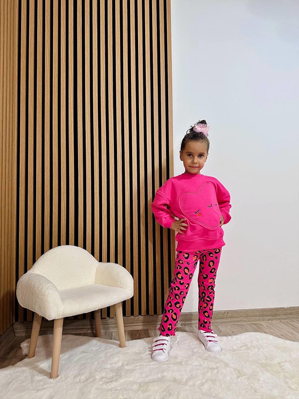 Pembe Kız Çocuk Pamuklu Fuşya Kalpli Sweatshirt Leopar Desenli Pantolon Takım-1