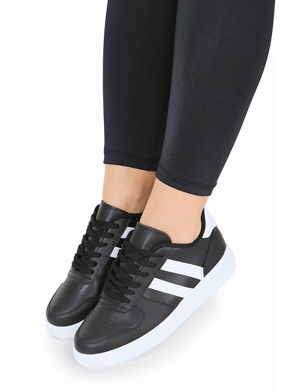 Kadın Siyah Beyaz Çizgili Suni Deri Spor Ayakkabı - 27888-SIYAH-BEYAZ-2