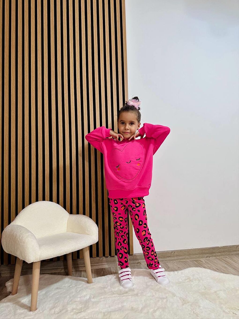Pembe Kız Çocuk Pamuklu Fuşya Kalpli Sweatshirt Leopar Desenli Pantolon Takım-2