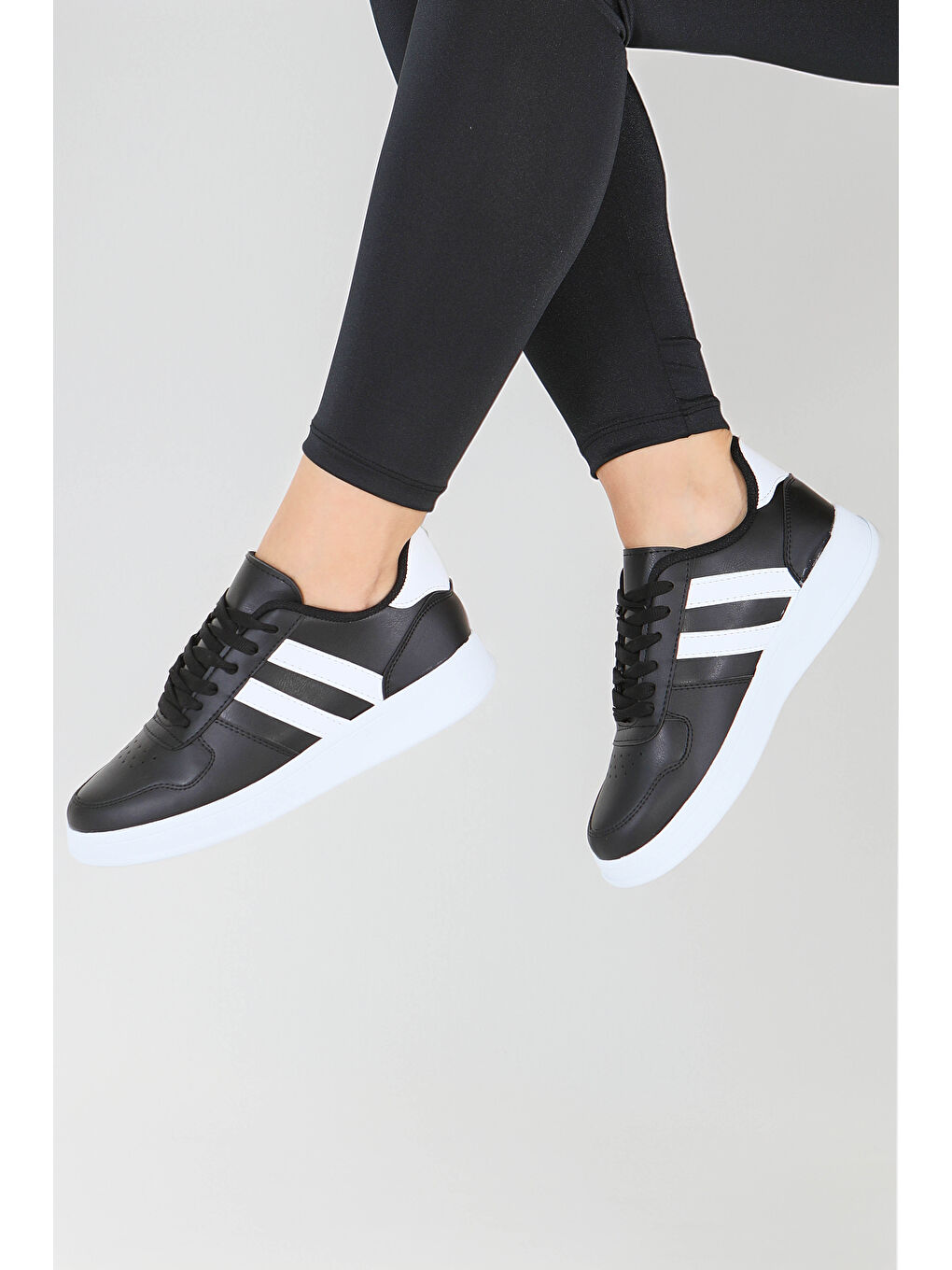 Kadın Siyah Beyaz Çizgili Suni Deri Spor Ayakkabı - 27888-SIYAH-BEYAZ-3