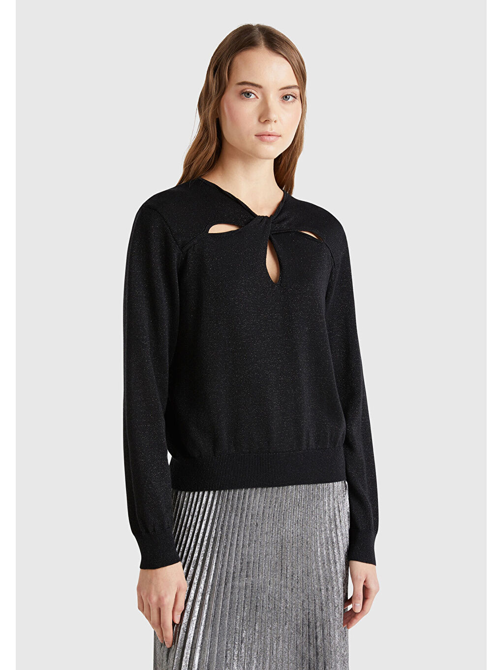 Kadın Siyah Pamuk Ve Viskoz Karışımlı Önü Kesik Detaylı Simli Kazak-1