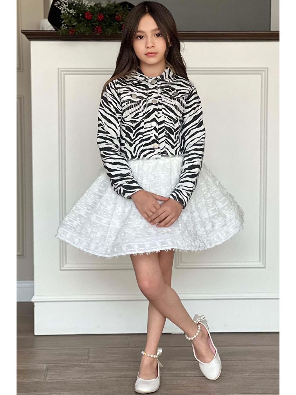 Kız Çocuk Bisiklet Yaka Penye T-shirt Zebra Desenli Jean Ceket Üzeri Kırçıllı Beyaz Etekli Takım