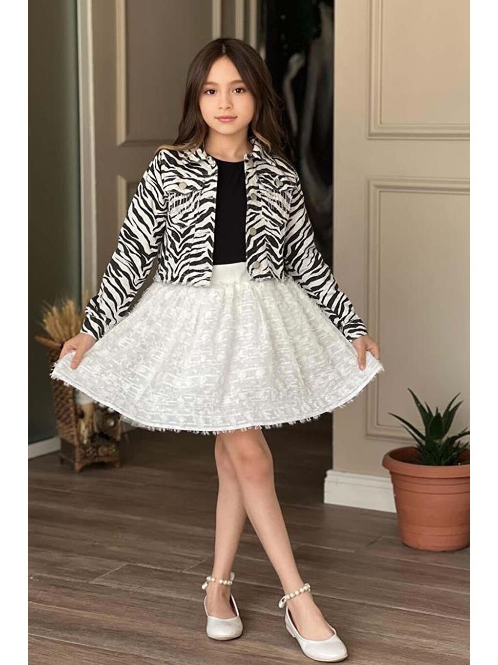 Kız Çocuk Bisiklet Yaka Penye T-shirt Zebra Desenli Jean Ceket Üzeri Kırçıllı Beyaz Etekli Takım-3