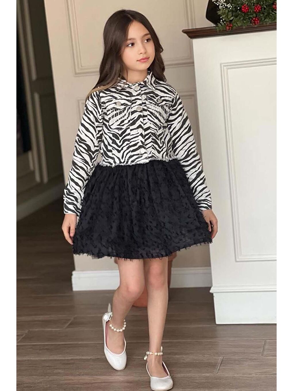 Kız Çocuk Bisiklet Yaka Penye T-shirt Zebra Desenli Jean Ceket Üzeri Kırçıllı Siyah Etekli Takım