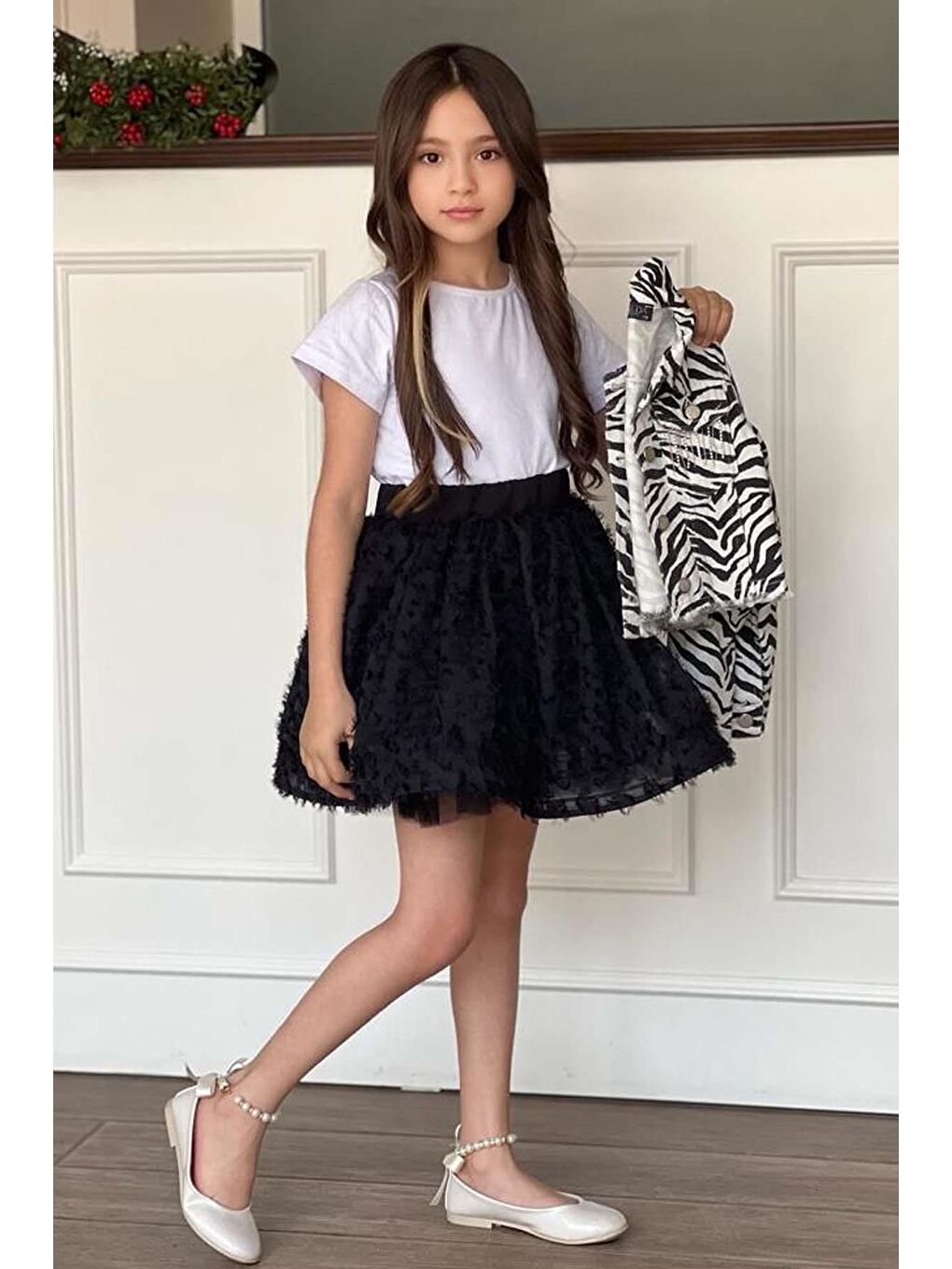 Kız Çocuk Bisiklet Yaka Penye T-shirt Zebra Desenli Jean Ceket Üzeri Kırçıllı Siyah Etekli Takım-2