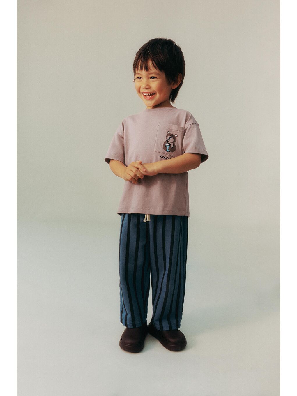 Karışık Erkek Çocuk Pamuklu Ayıcık Cepli T-Shirt Ve Çizgili Eşofman Takım