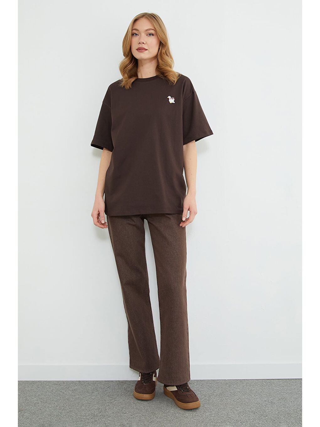 Kahverengi Ördek Nakışlı Bisiklet Yaka Tişört-1