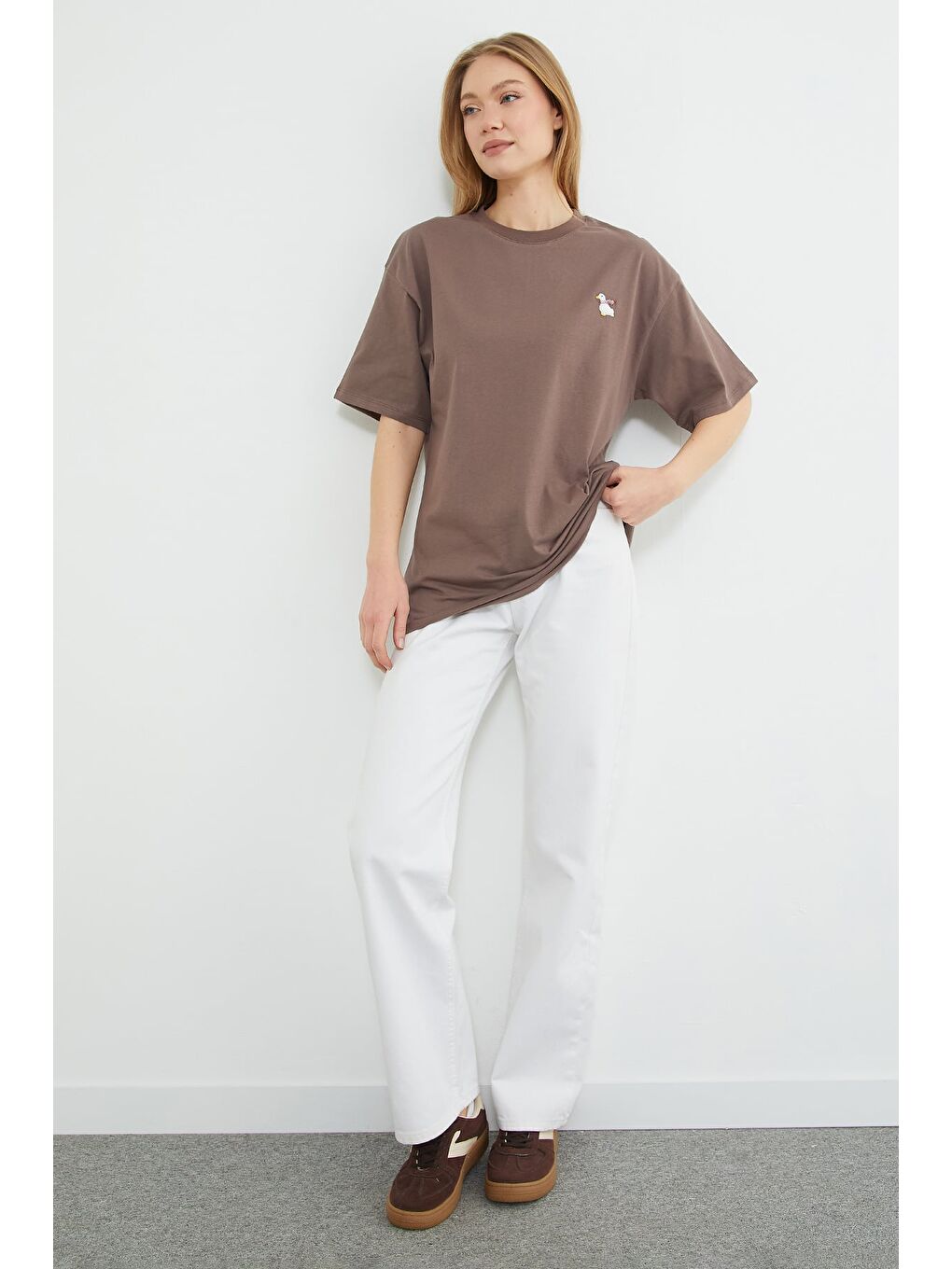 Kahverengi Ördek Nakışlı Bisiklet Yaka Tişört-1