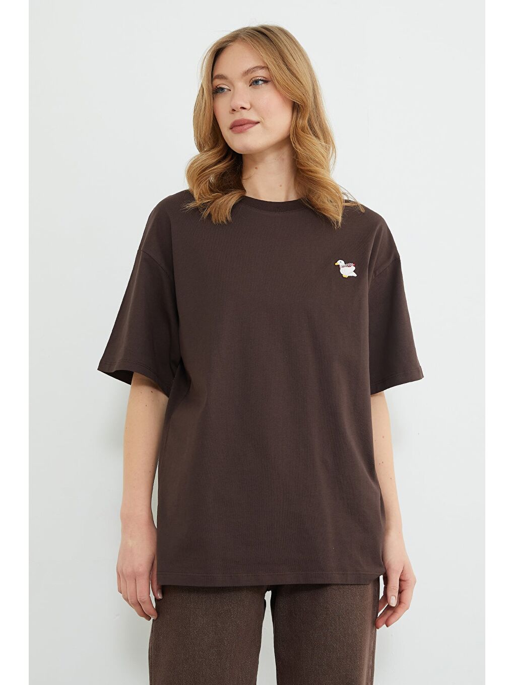 Kahverengi Ördek Nakışlı Bisiklet Yaka Tişört-2