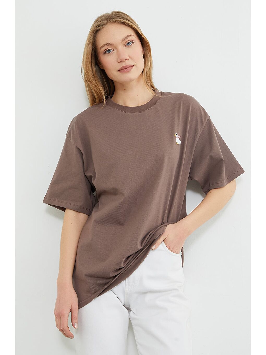 Kahverengi Ördek Nakışlı Bisiklet Yaka Tişört-2