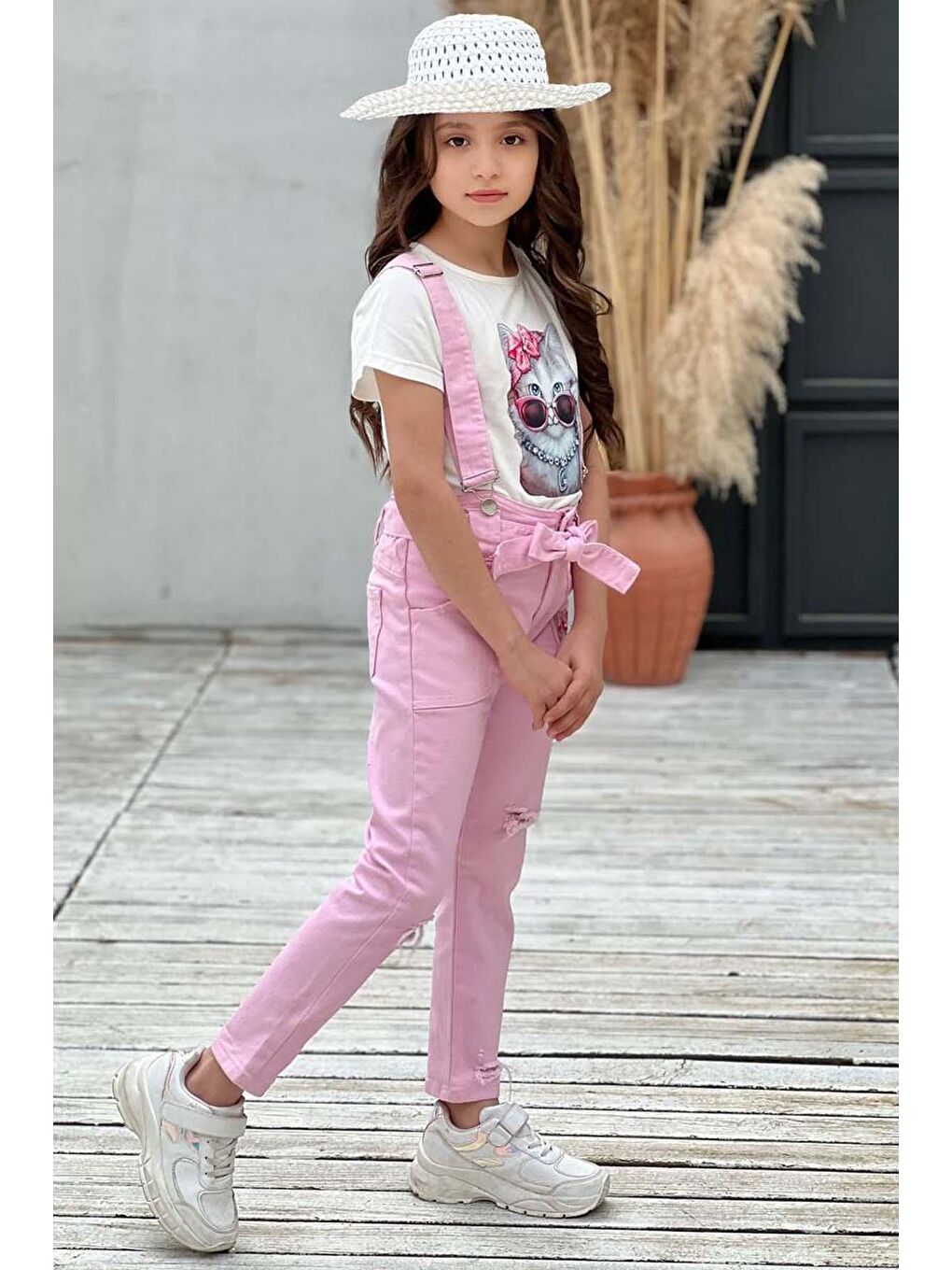 Kız Çocuk Üzeri Digital Baskılı T-shirt Yırtmaç ve Kedi Detaylı Pembe Jean Salopet Takım-1