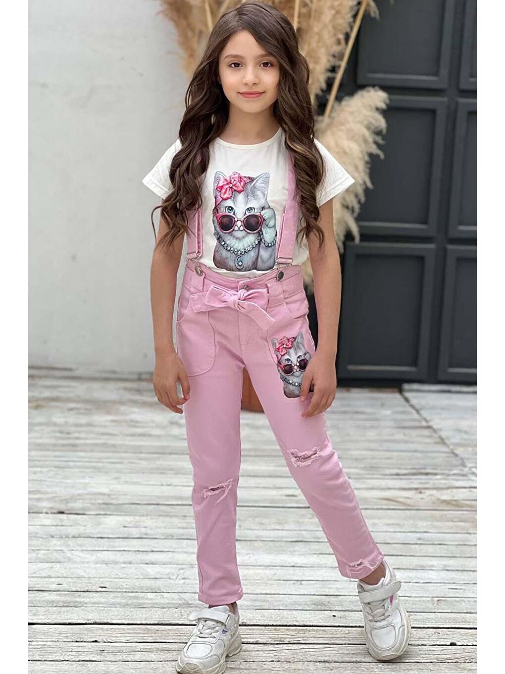 Kız Çocuk Üzeri Digital Baskılı T-shirt Yırtmaç ve Kedi Detaylı Pembe Jean Salopet Takım-2
