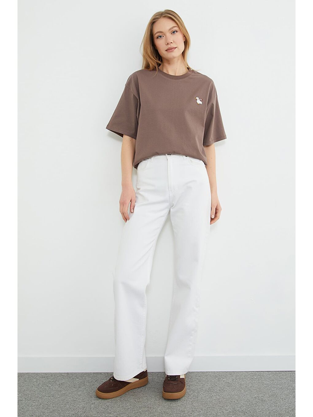 Kahverengi Ördek Nakışlı Bisiklet Yaka Tişört-3