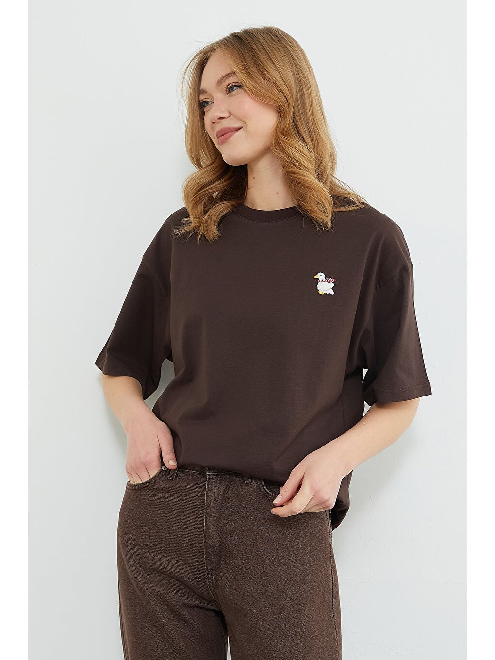 Kahverengi Ördek Nakışlı Bisiklet Yaka Tişört-3