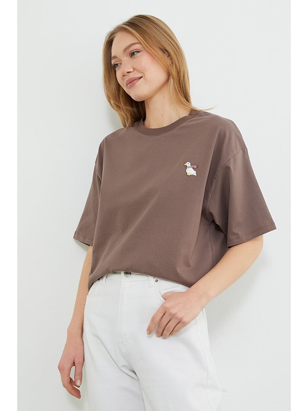 Kahverengi Ördek Nakışlı Bisiklet Yaka Tişört-4