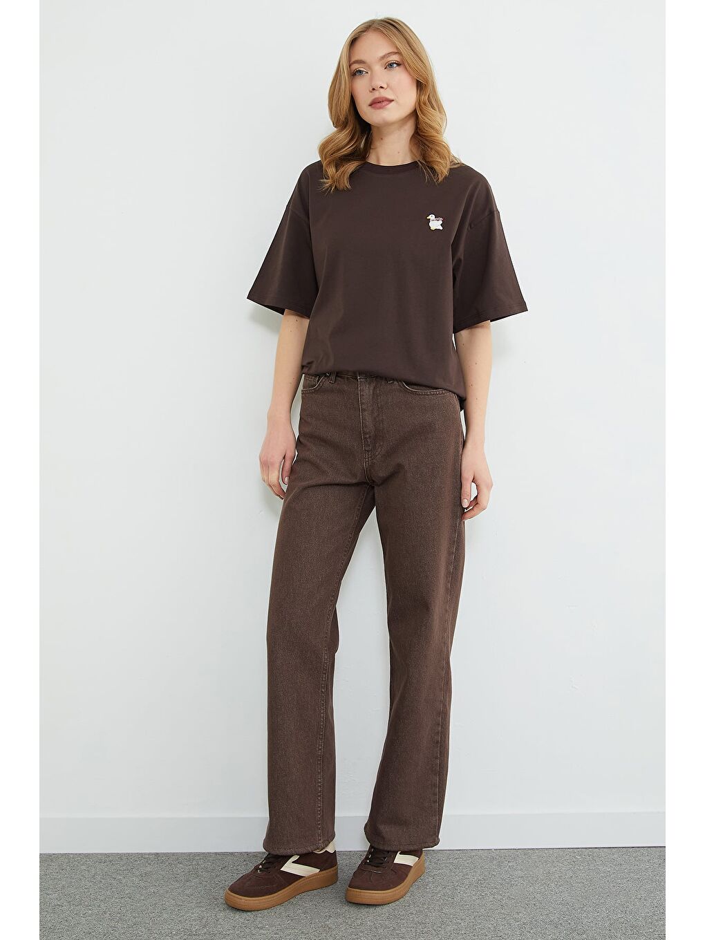 Kahverengi Ördek Nakışlı Bisiklet Yaka Tişört-4