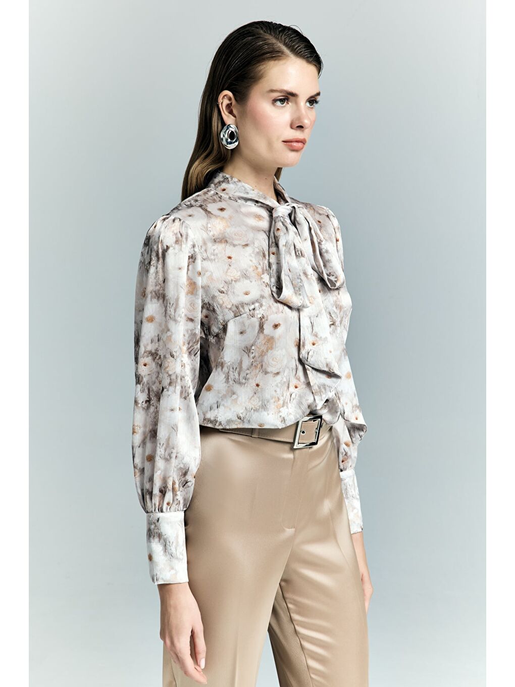 Çiçek Desenli Fularlı Gömlek - Bej-1