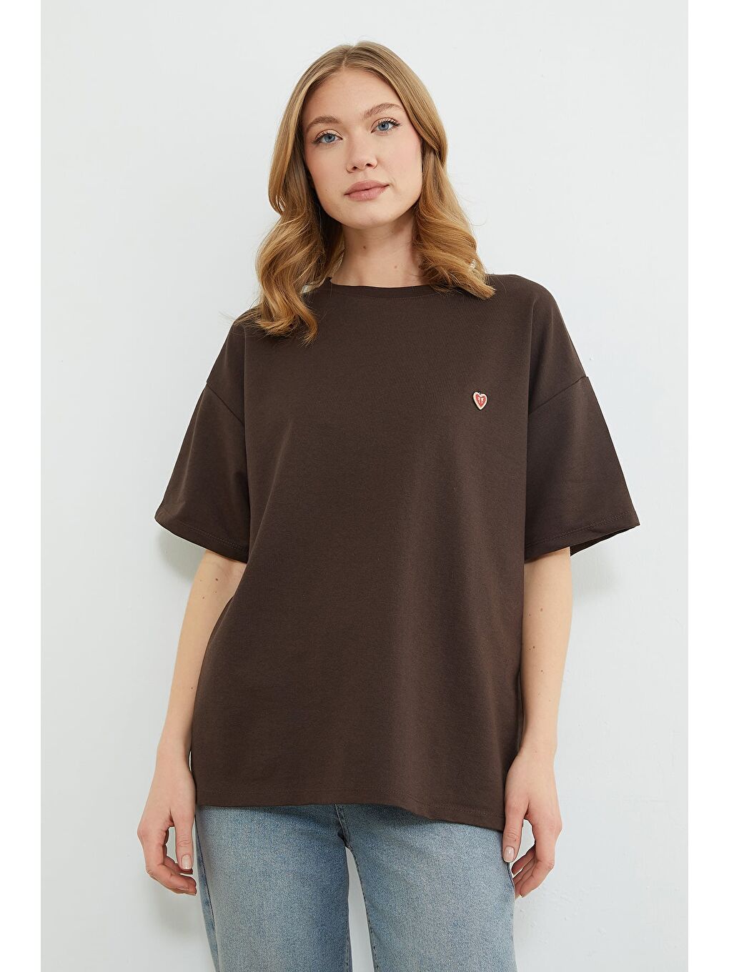 Kahverengi Kalp Aksesuarlı Bisiklet Yaka Salaş Tişört