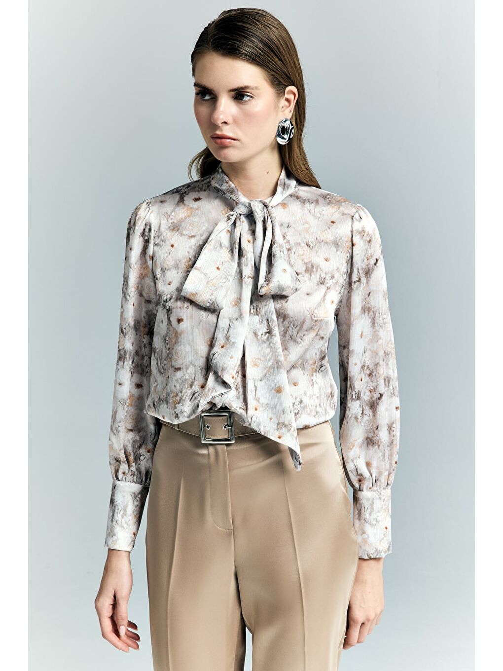 Çiçek Desenli Fularlı Gömlek - Bej-2