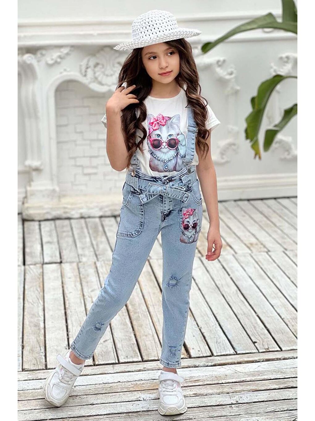 Kız Çocuk Üzeri Digital Baskılı T-shirt Yırtmaç ve Kedi Detaylı Mavi Jean Salopet Takım