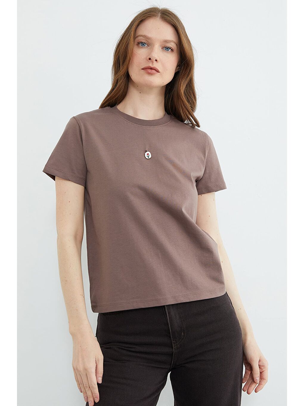 Kahverengi Metal Aksesuarlı Bisiklet Yaka Tişört