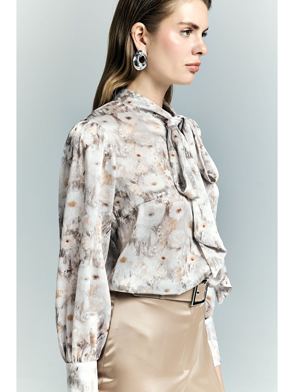 Çiçek Desenli Fularlı Gömlek - Bej-3