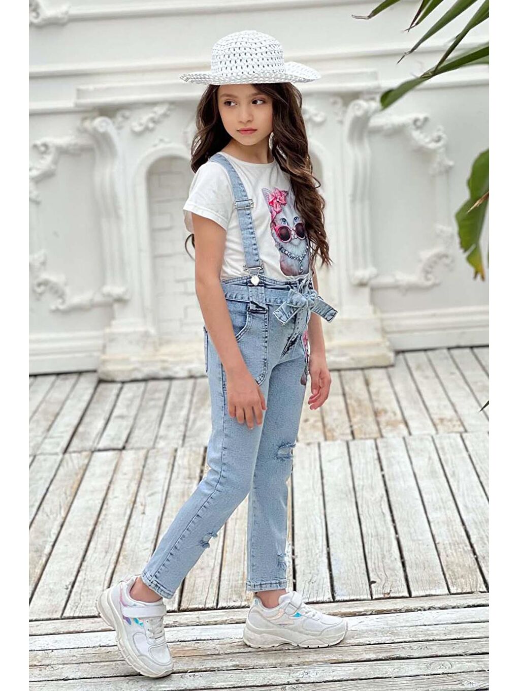 Kız Çocuk Üzeri Digital Baskılı T-shirt Yırtmaç ve Kedi Detaylı Mavi Jean Salopet Takım-1