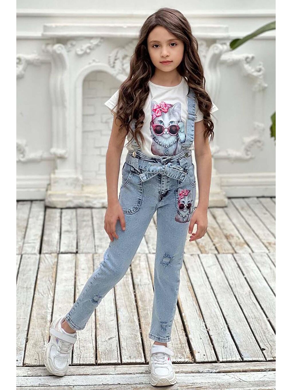 Kız Çocuk Üzeri Digital Baskılı T-shirt Yırtmaç ve Kedi Detaylı Mavi Jean Salopet Takım-2